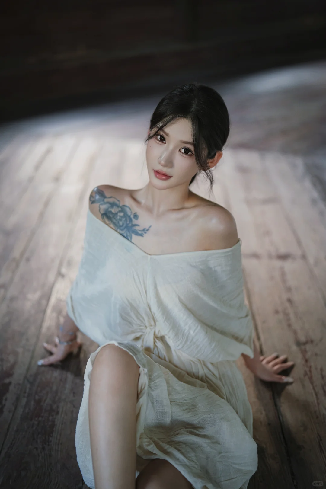 氛围感拍照，窗光与清冷的女生～