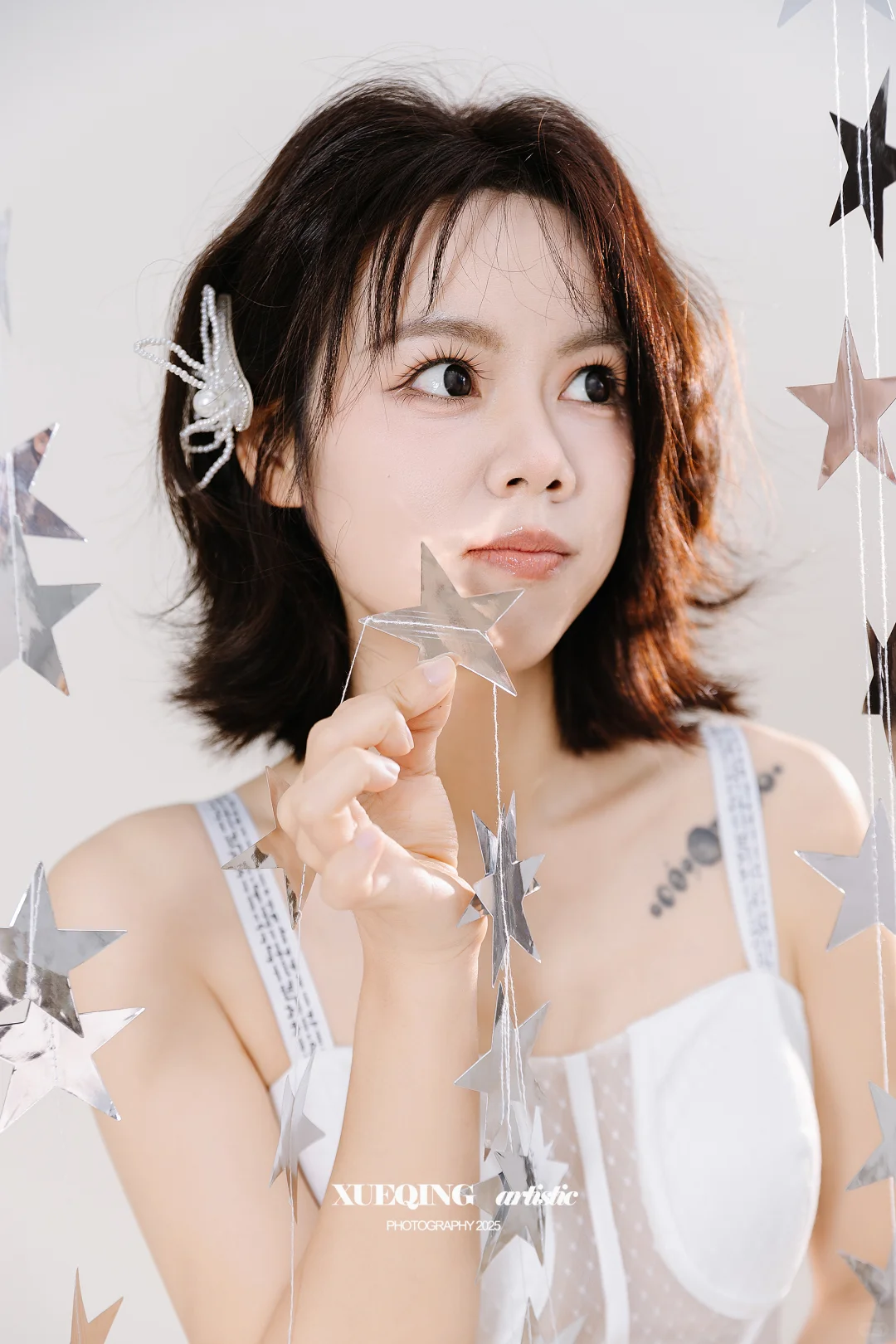 星河坠入眼眸，仙气满满的白色圣诞少女写真