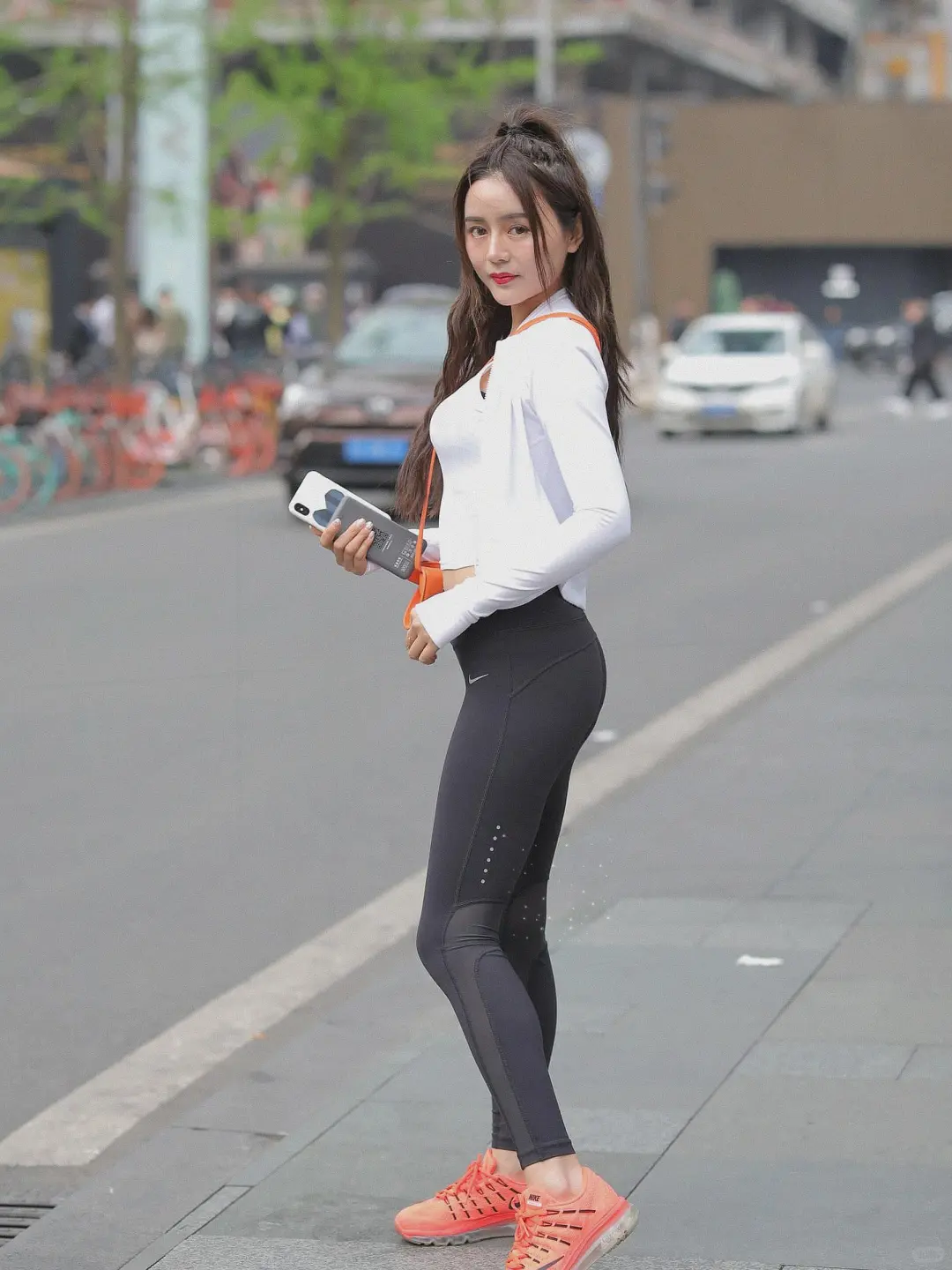 穿运动感穿搭的元气女孩 超吸睛