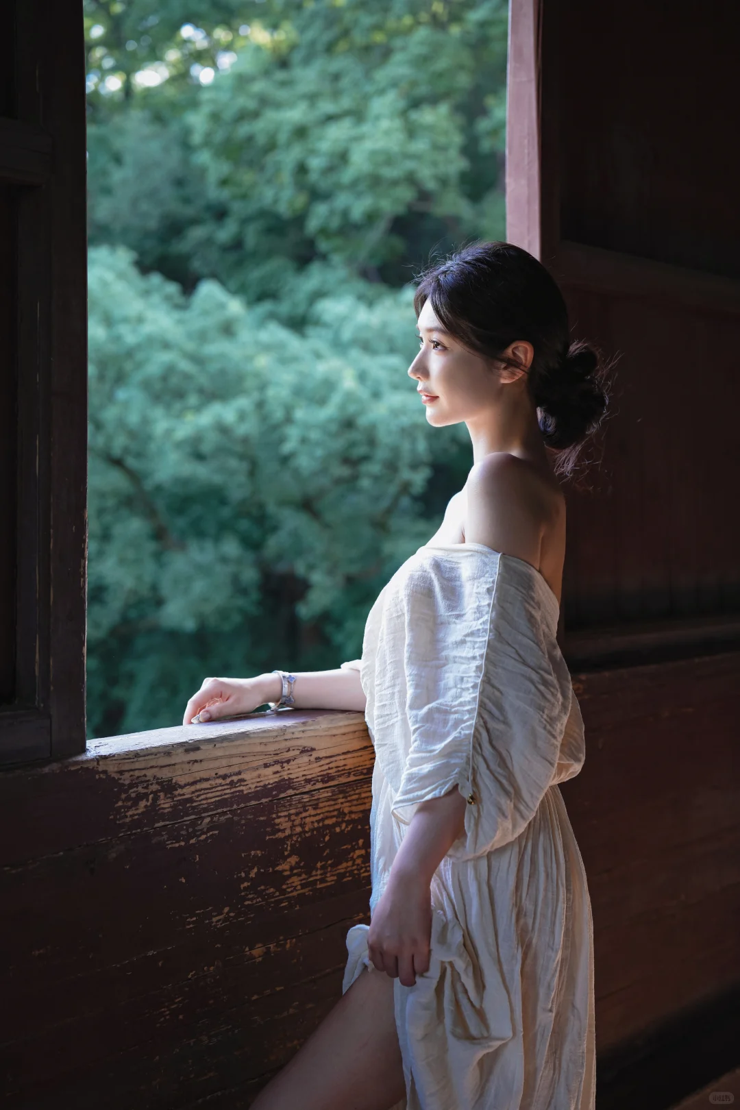 氛围感拍照，窗光与清冷的女生～