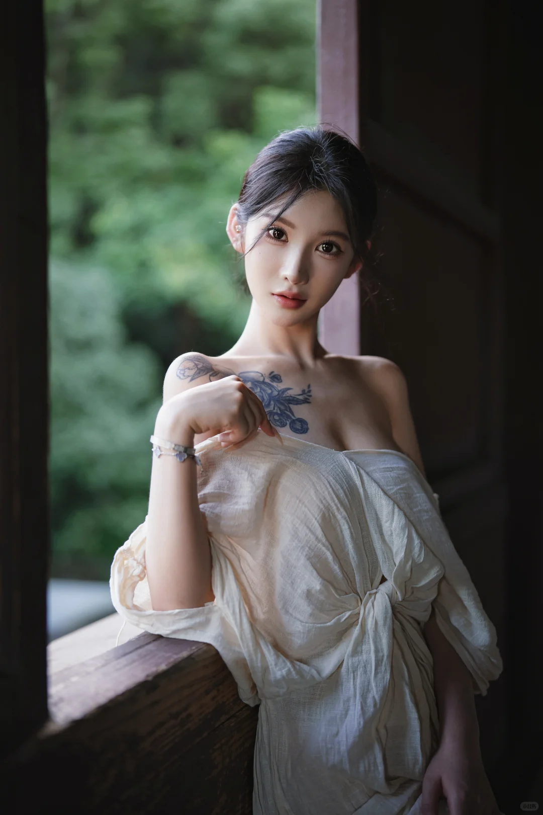 氛围感拍照，窗光与清冷的女生～