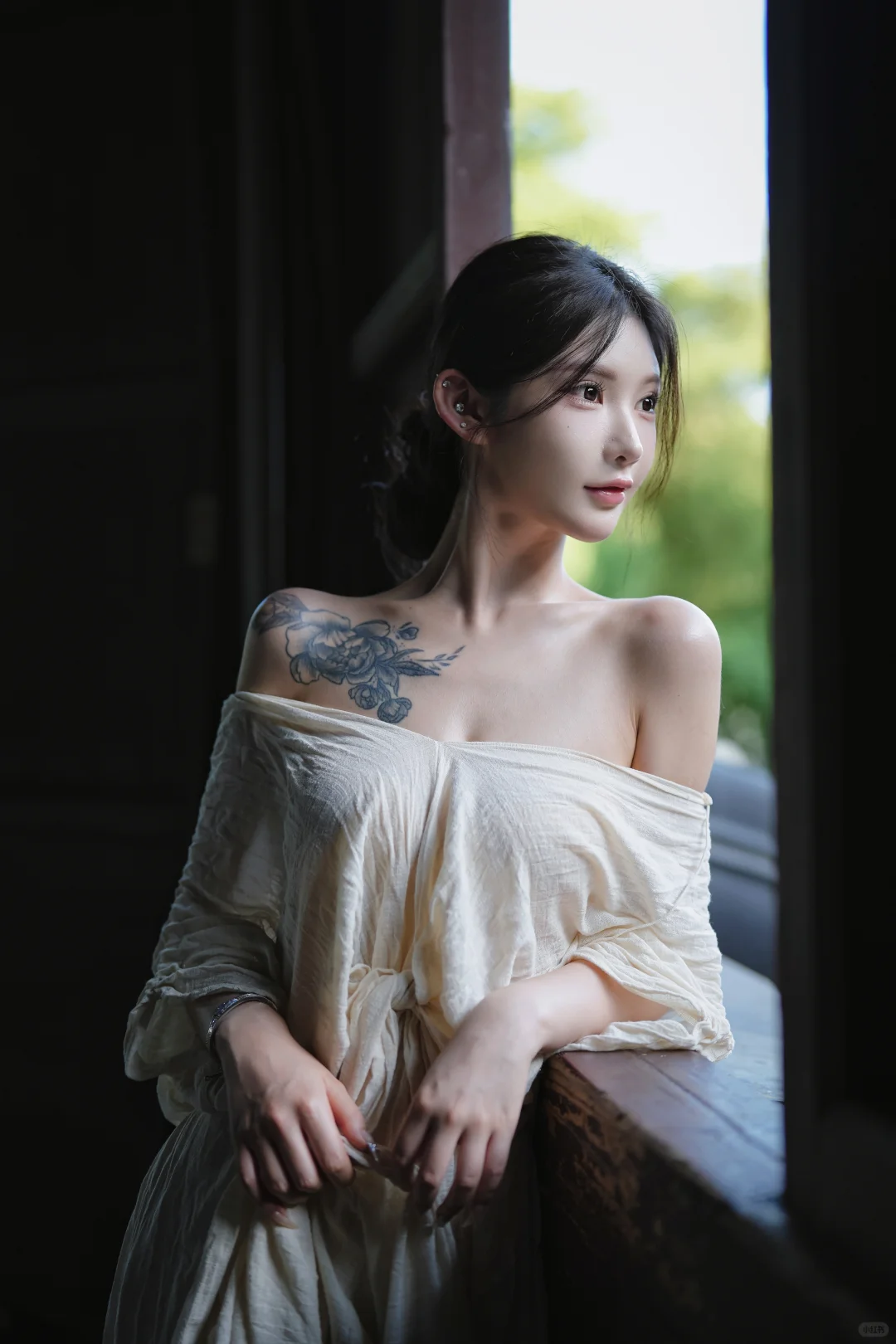 氛围感拍照，窗光与清冷的女生～