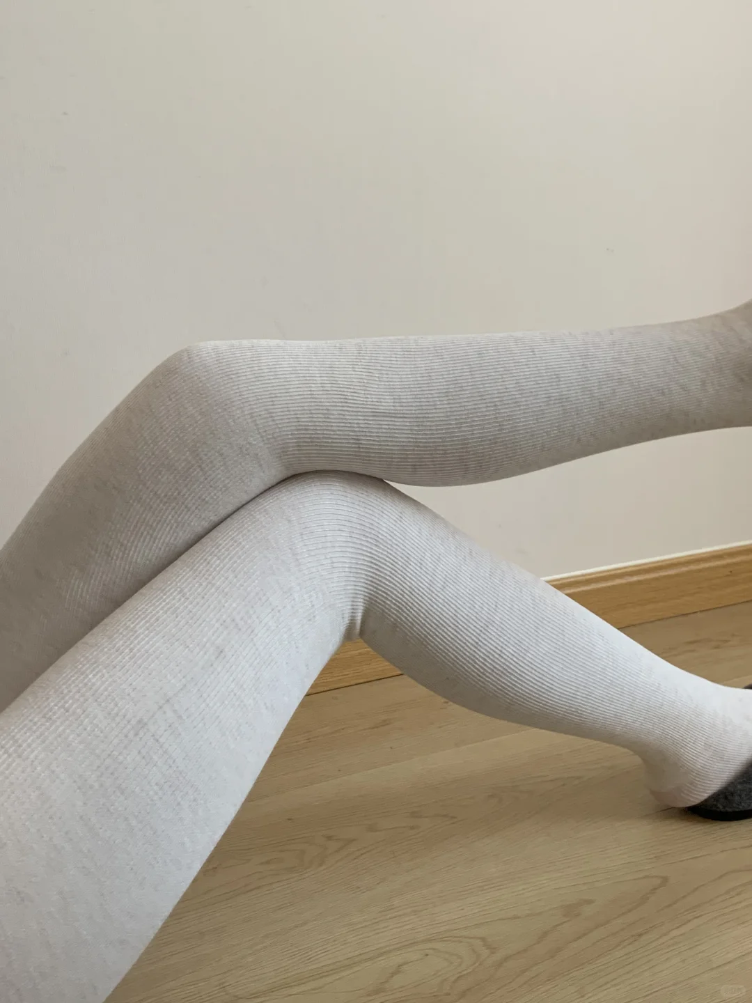 秋冬就爱穿这种白色连裤袜！太显腿直了