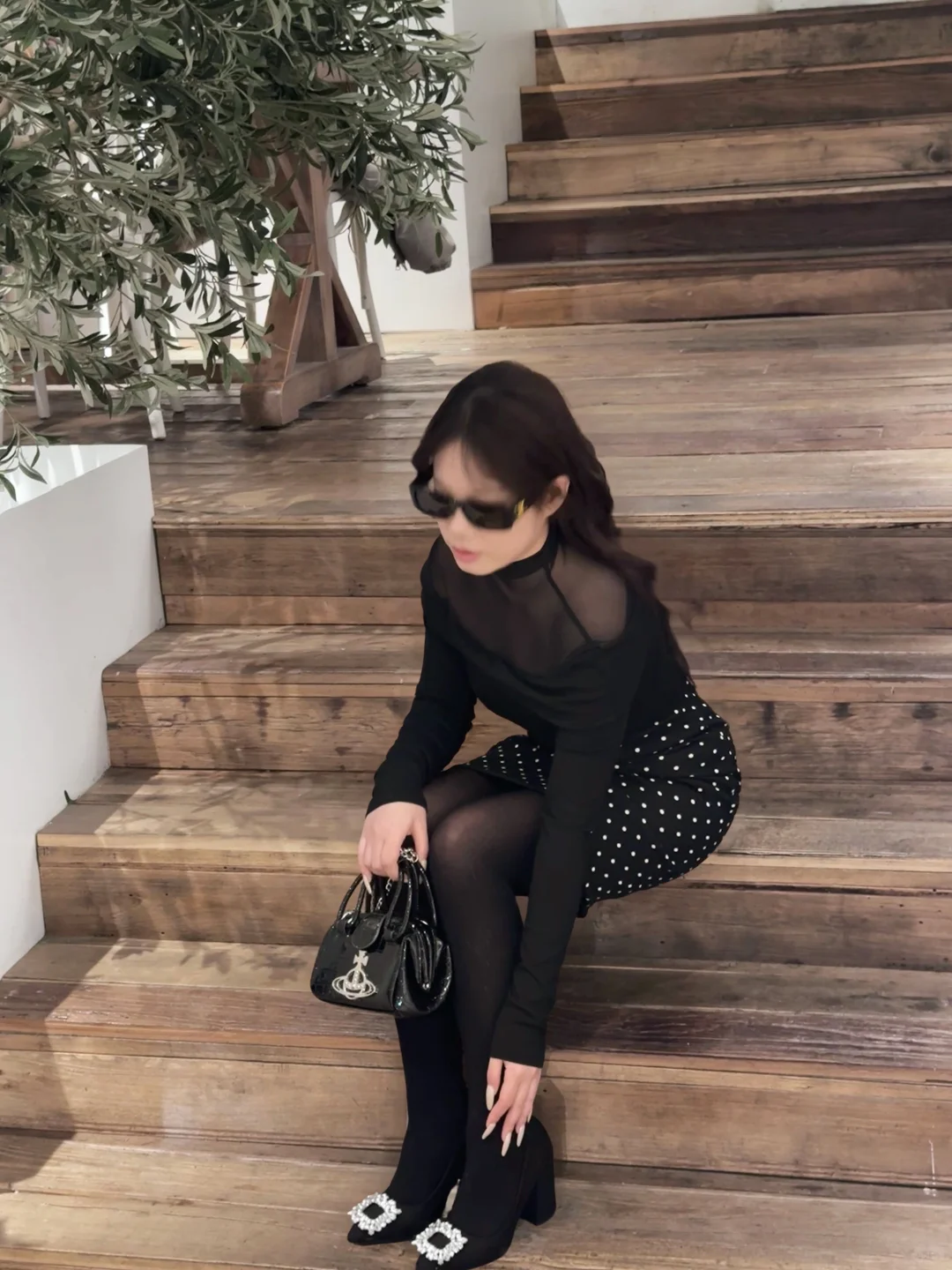 冬天真的没办法不喜欢百搭黑色波点包臀裙～