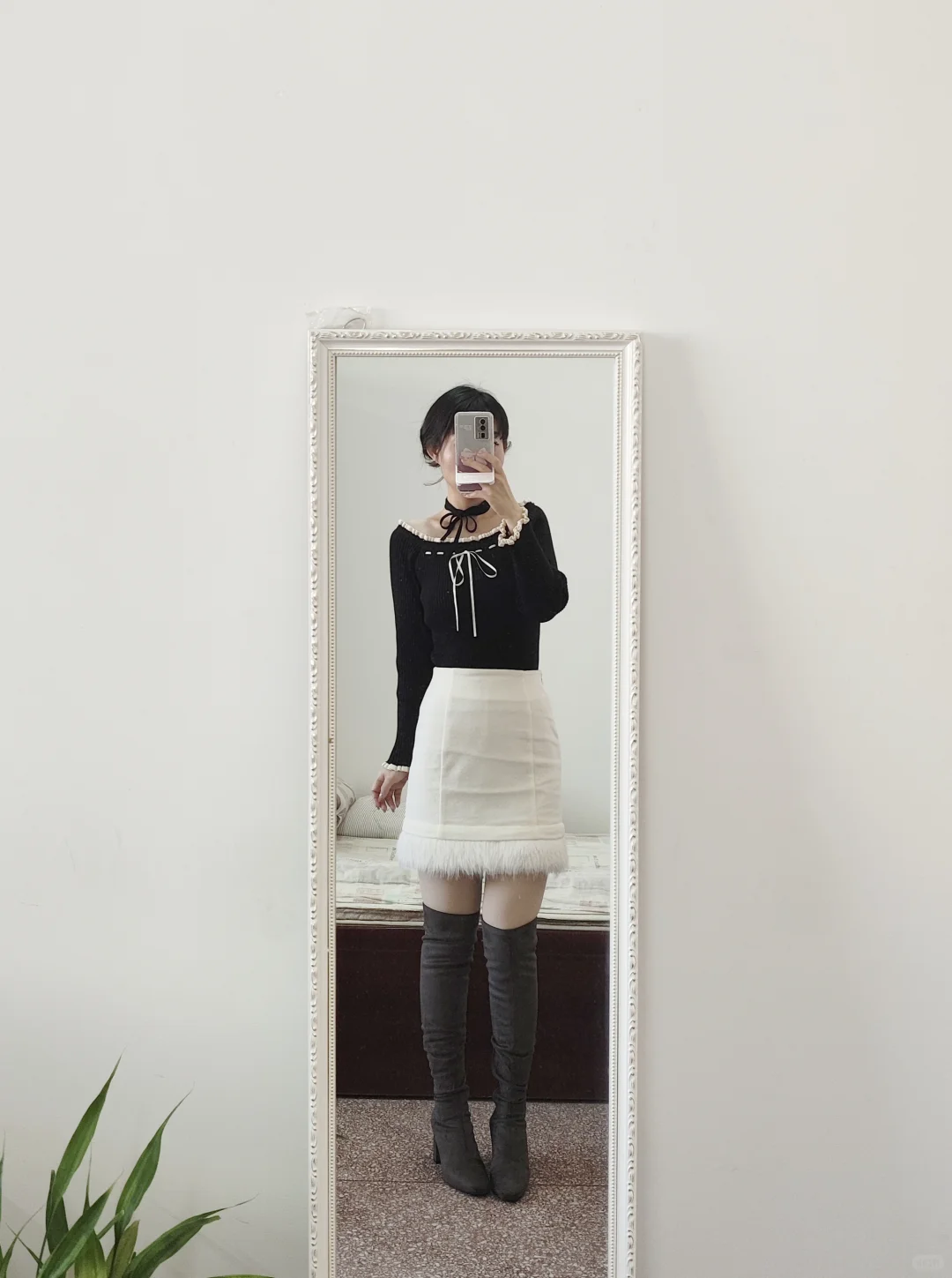 过膝靴包臀裙，今天是黑白配还是生椰拿铁