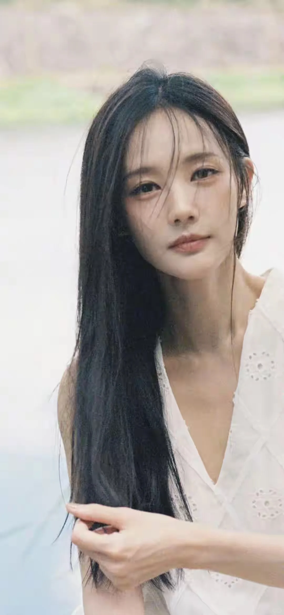 李一桐惊艳写真，秀出婀娜身段，优雅多姿，