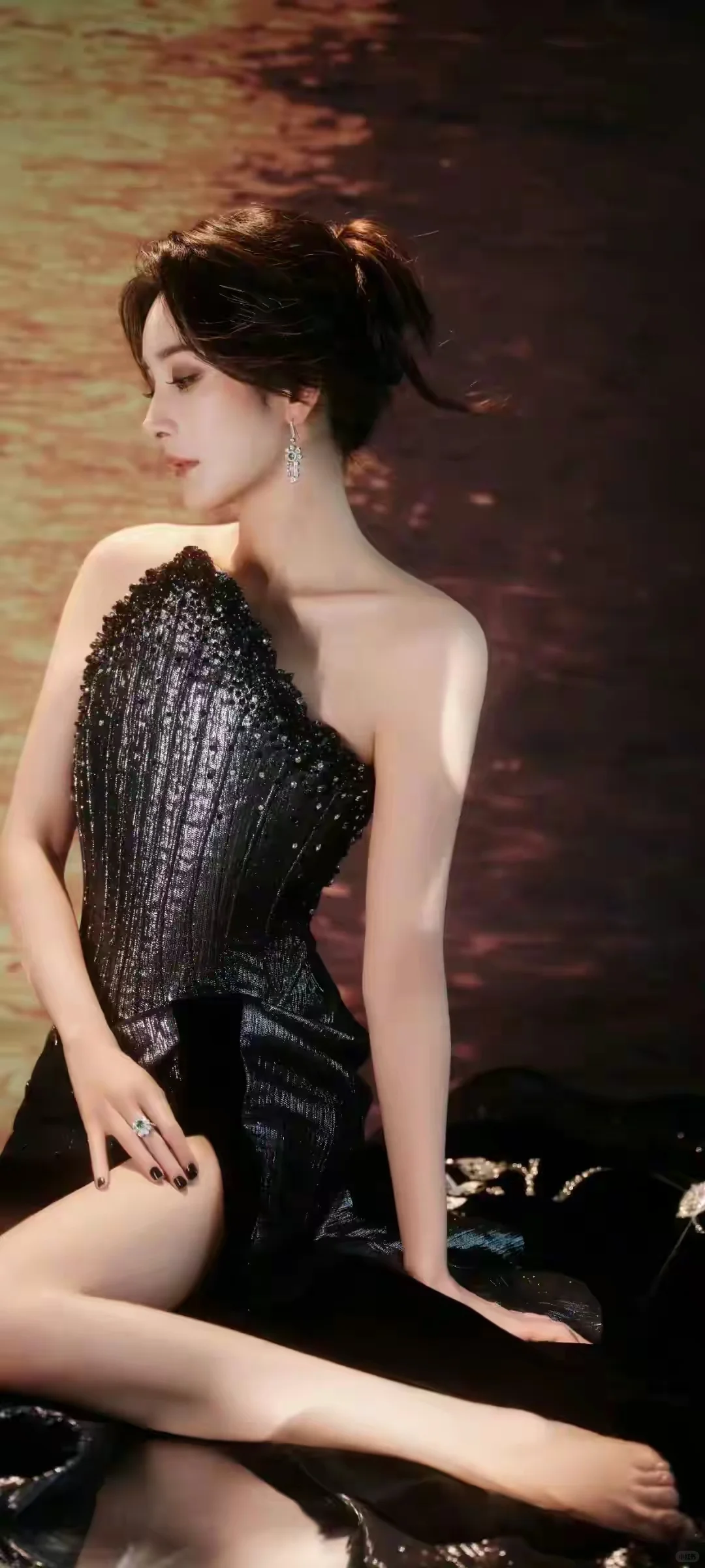 杨幂丨单肩礼服红底高跟鞋，气质太迷人了！