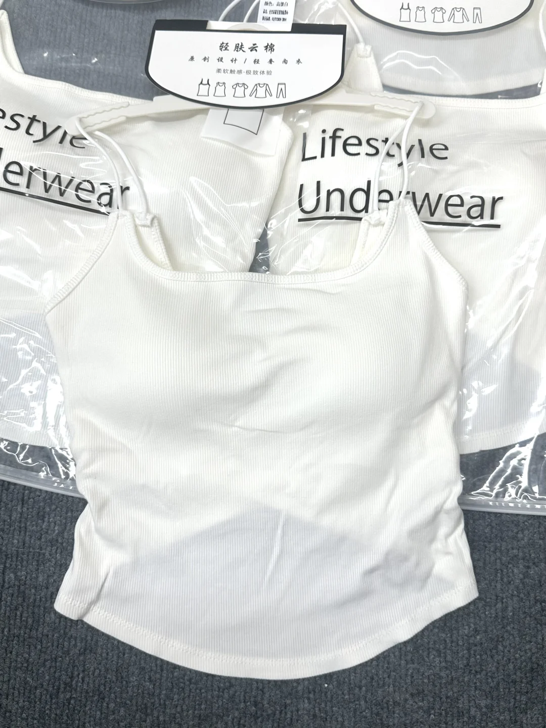 颜色基础款式就不基础的交叉吊带～