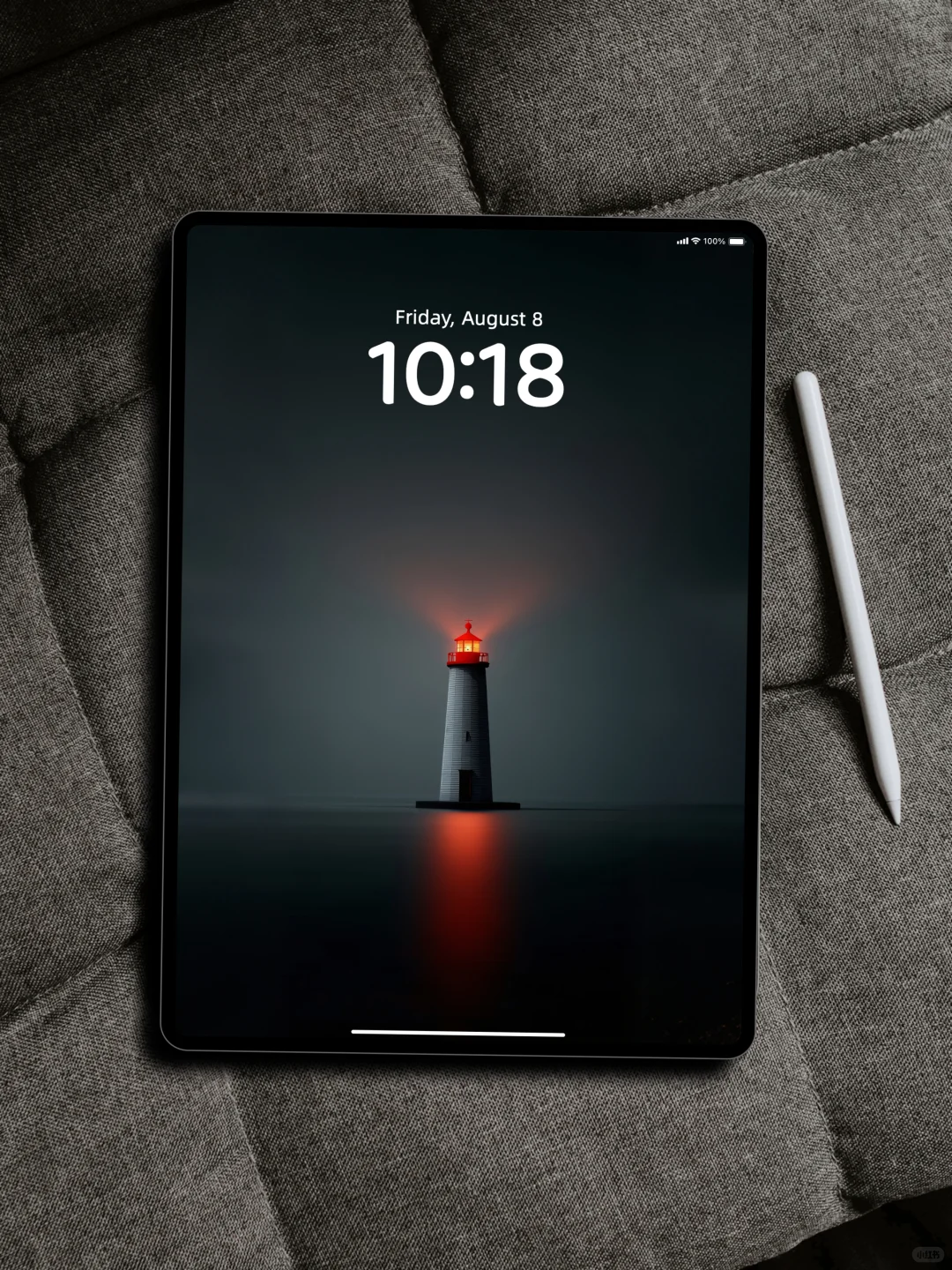 雾夜灯塔丨赤光穿霾的沉寂张力丨4K风景壁纸