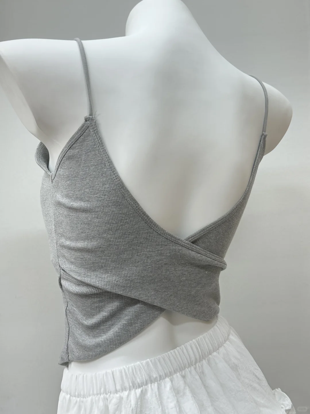 颜色基础款式就不基础的交叉吊带～