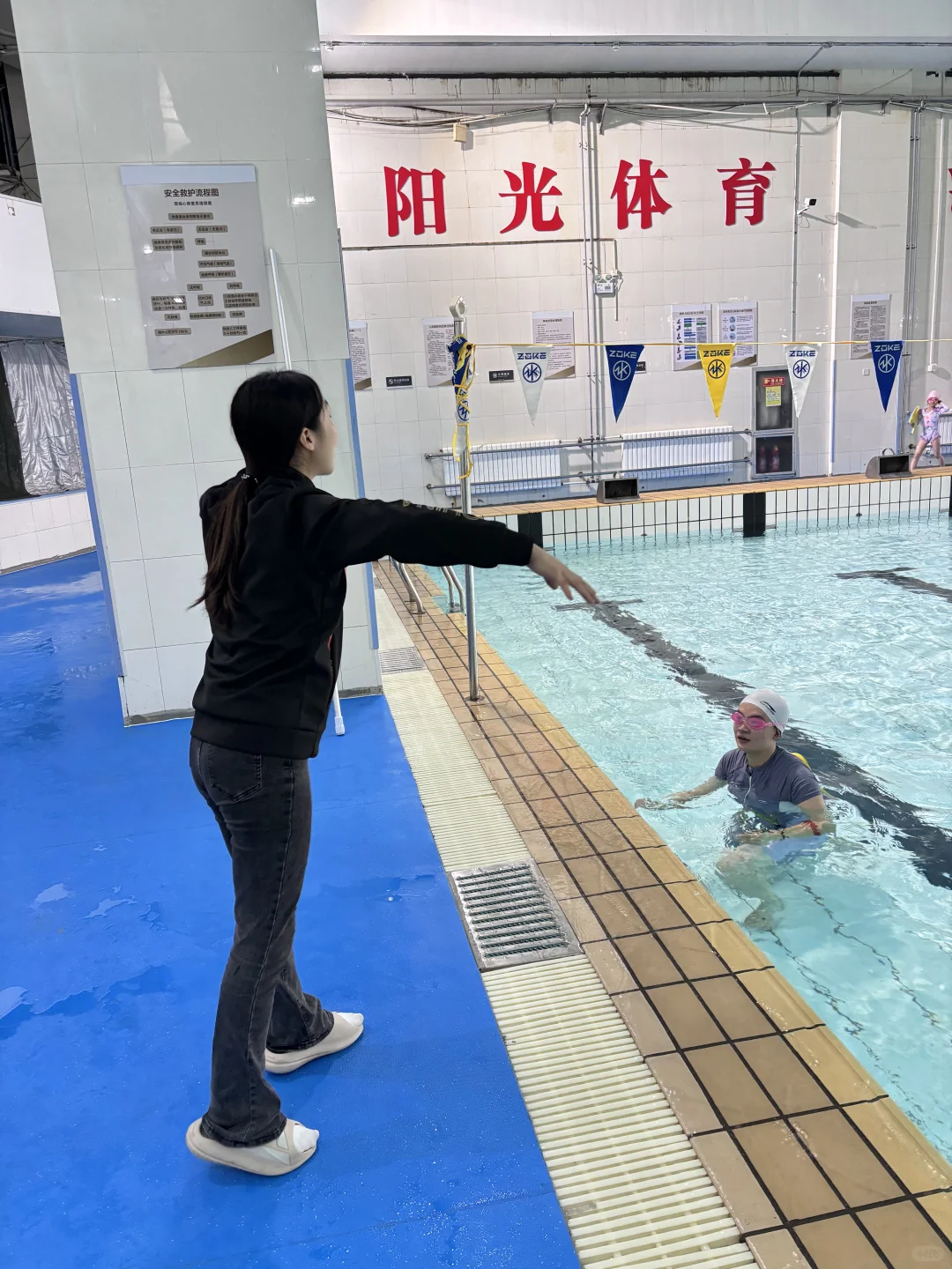 济南女教练，接女宝宝，冬天游泳也很快乐🏊