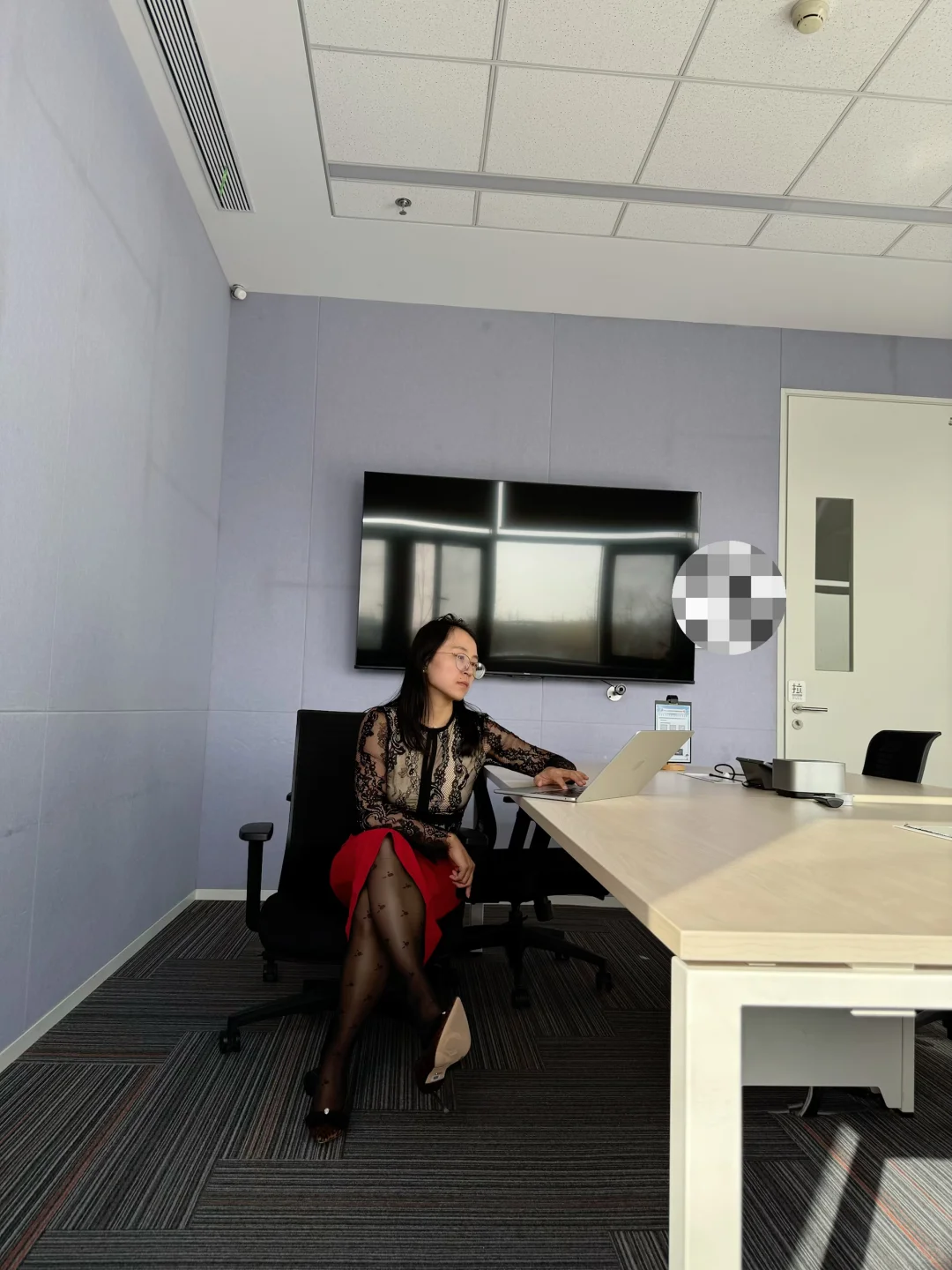 穿着黑色蕾丝和红裙来一组加班照