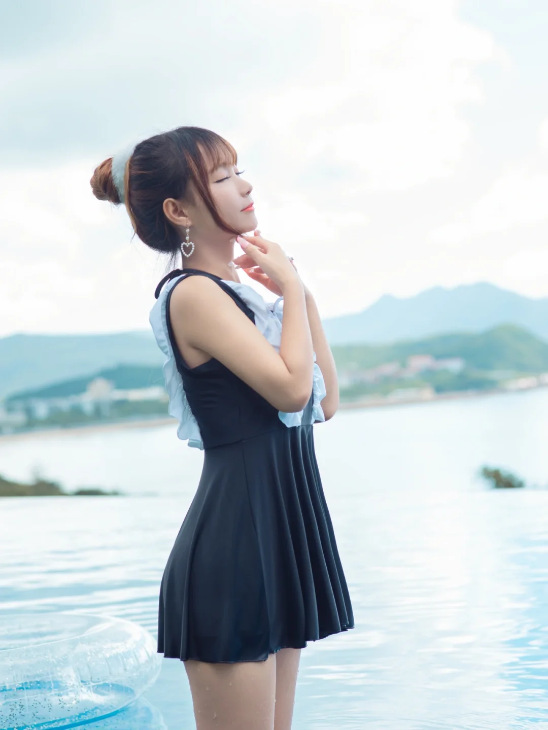 夏日☀️泳池大作战🌊微胖少女泳装写真集