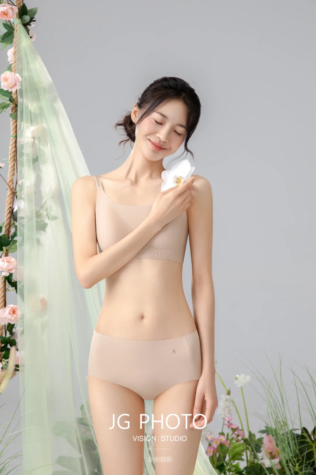 「国模内衣棚拍｜光影美学×极简高级感场景