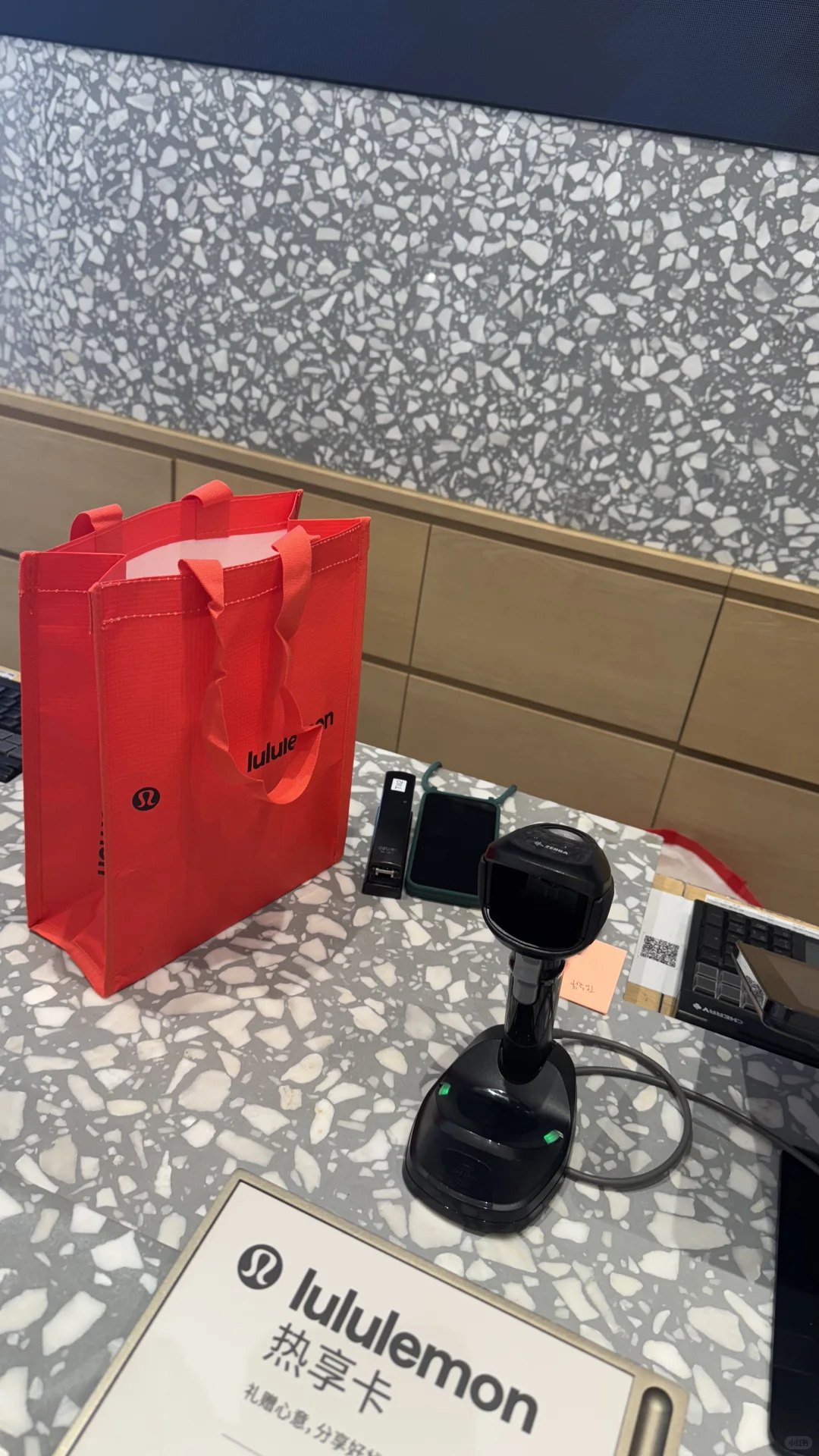 lulu define黑色0码，白色2码试穿。