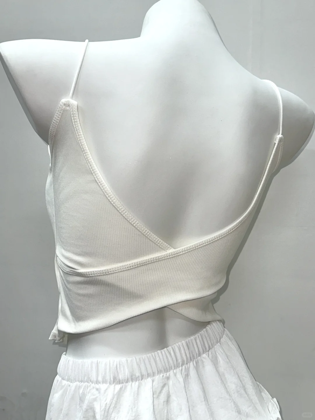 颜色基础款式就不基础的交叉吊带～