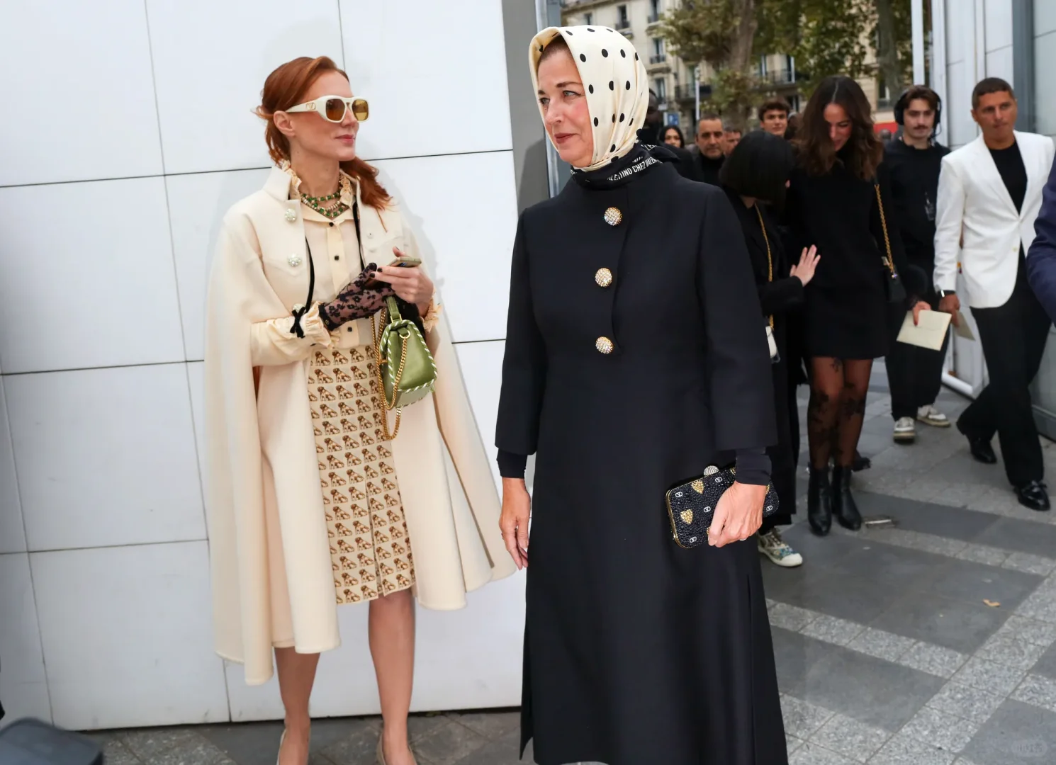 优雅黑金穿搭示范：复古头巾太加分！