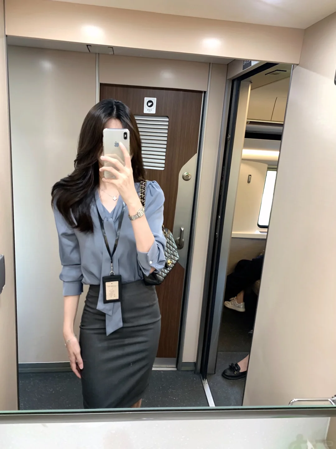 一套显白又气质的金秘书穿搭！！！