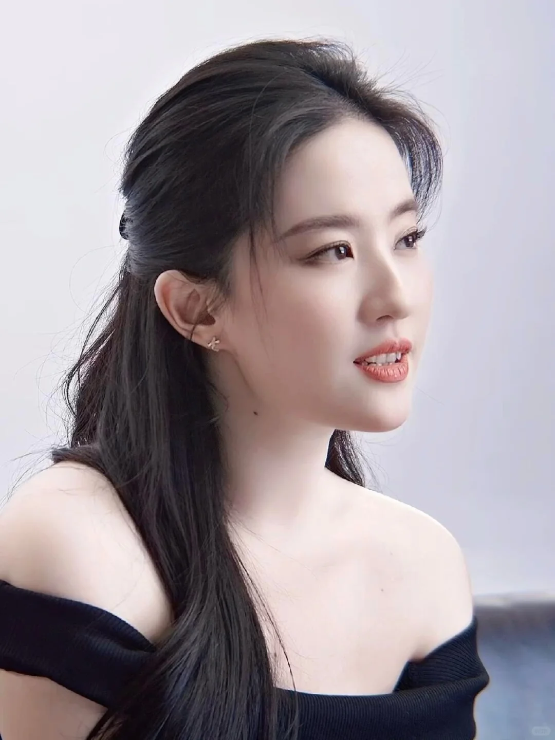 刘亦菲身着黑色一字肩针织衫，温婉迷人