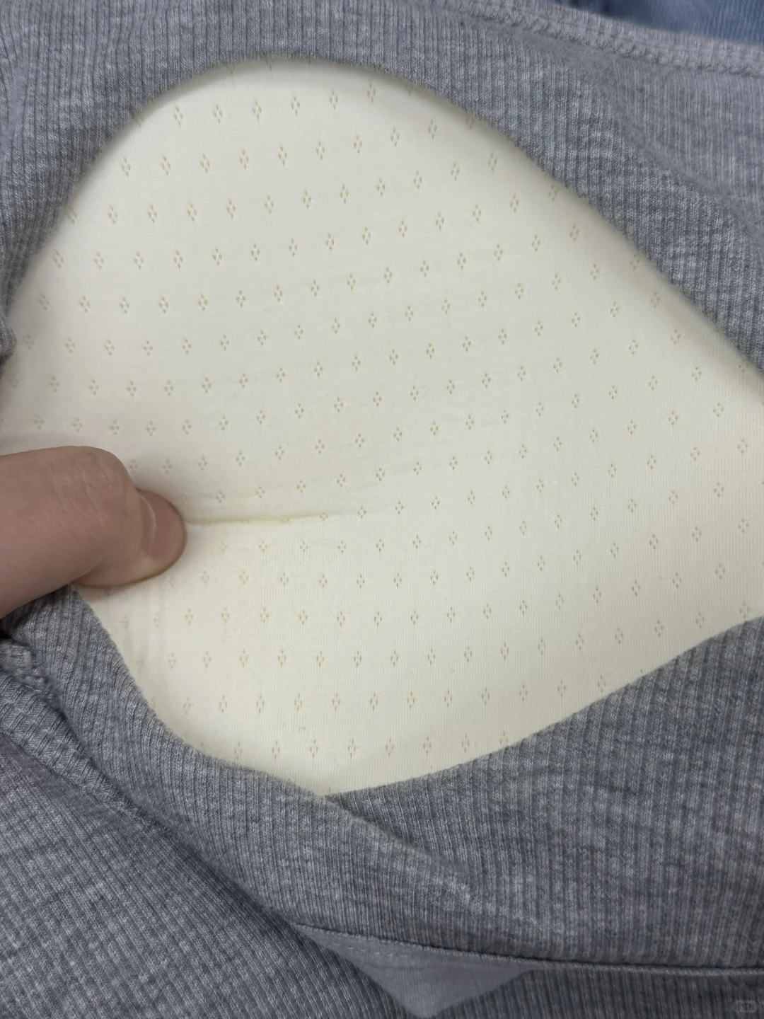 颜色基础款式就不基础的交叉吊带～