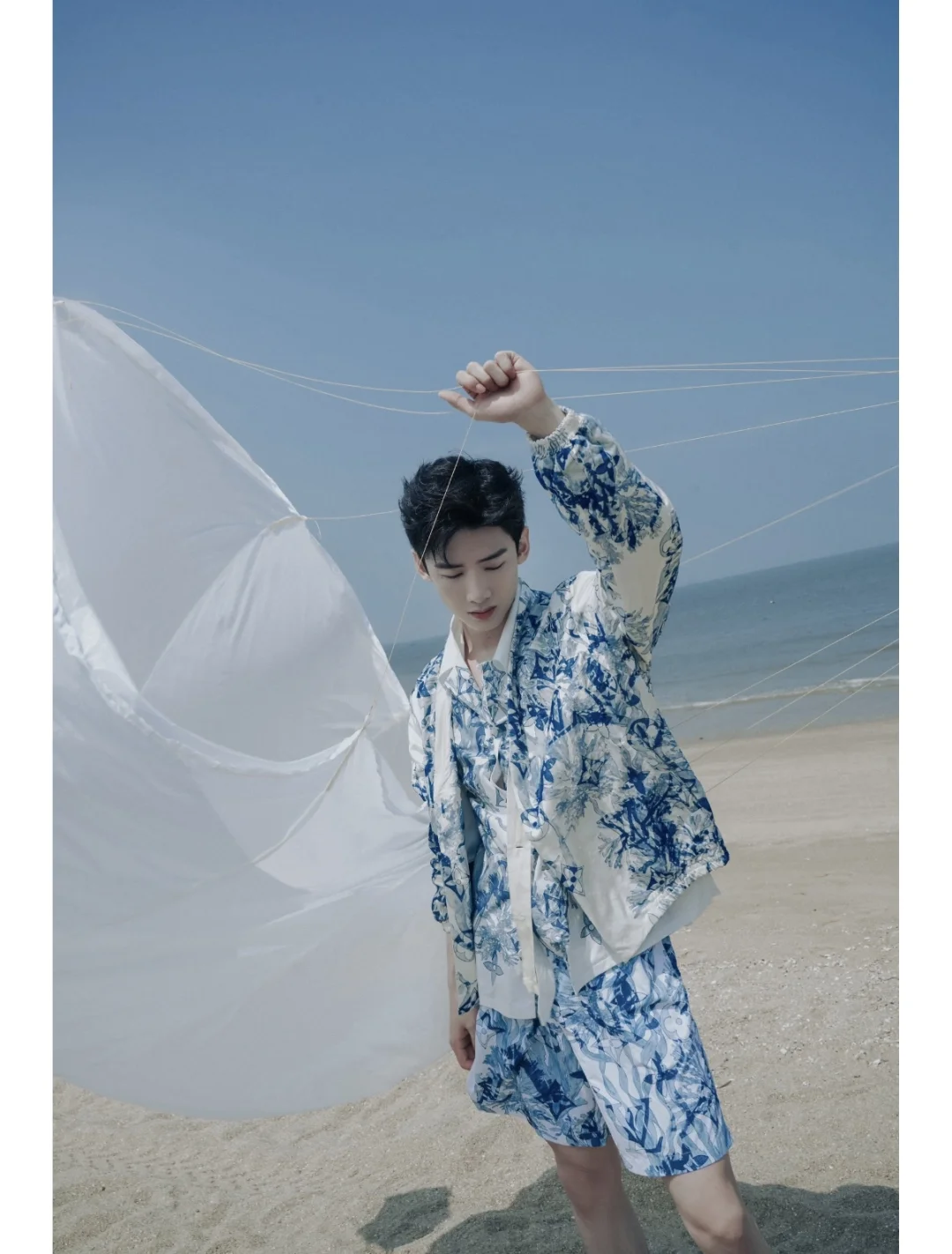 白敬亭海边这组图，把“清冷贵气”焊在身上了