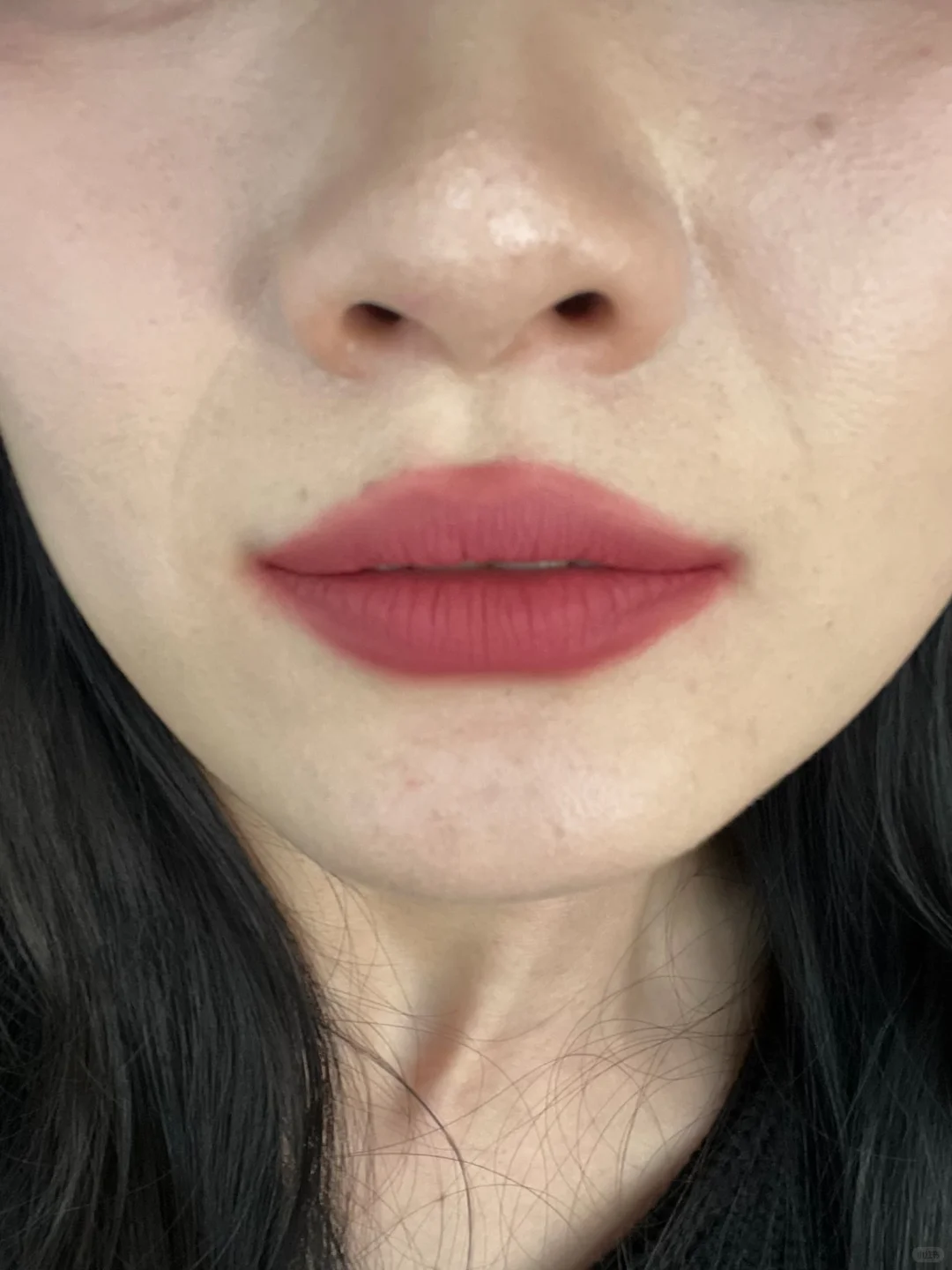 配黑色大衣真的绝了～迷人又耀眼✨