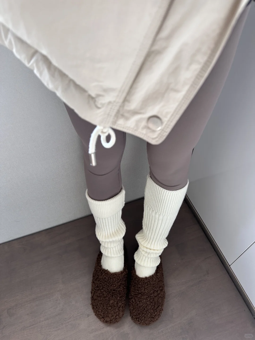不上班时穿什么？瑜伽裤➕袜套哇！