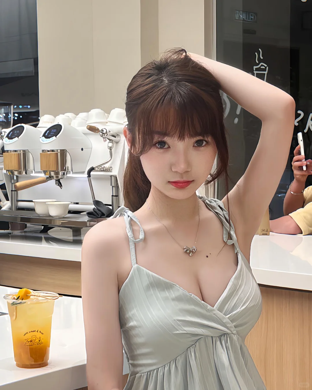 举世无双，娇媚动人，如梦如幻，充满魅力。