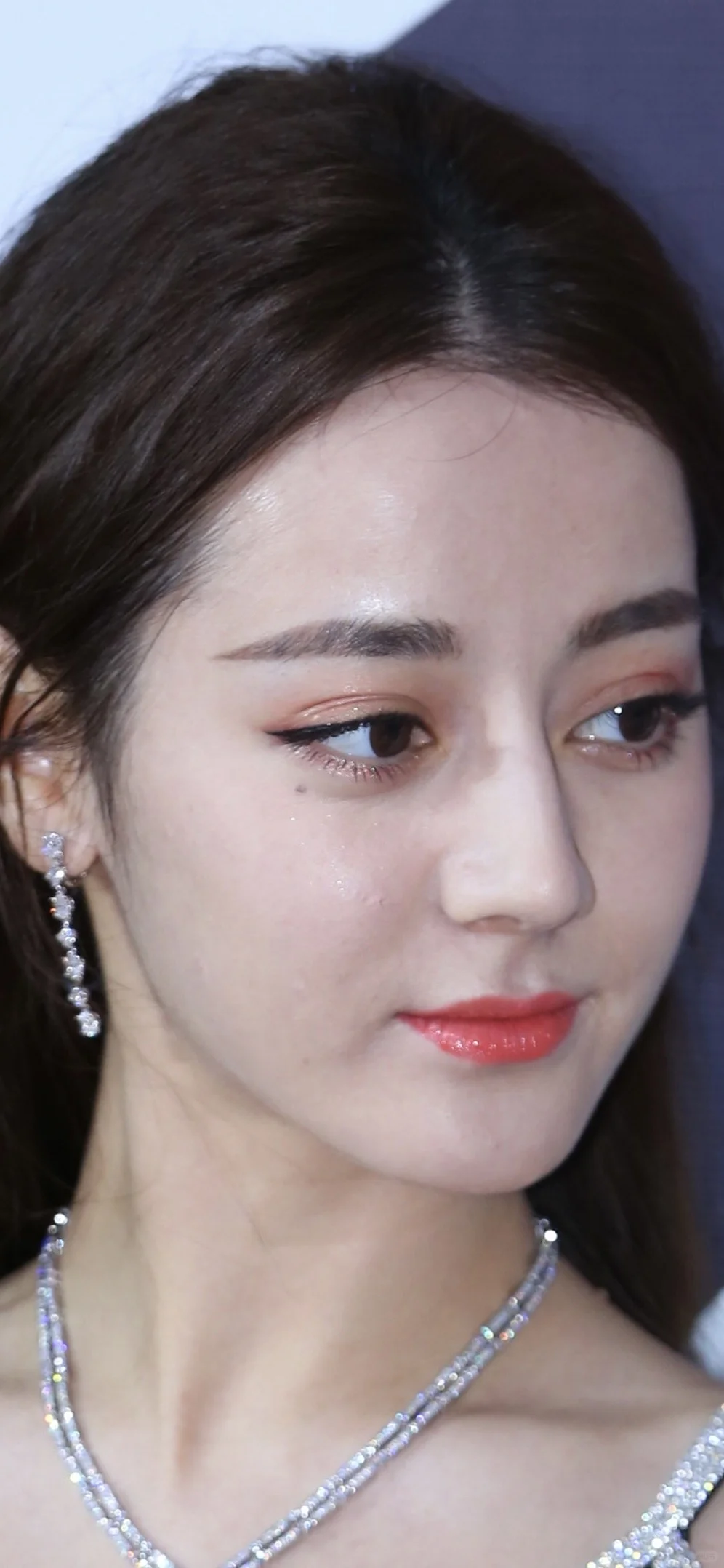 迪丽热巴绝美轮廓 皮肤状态真好 美的