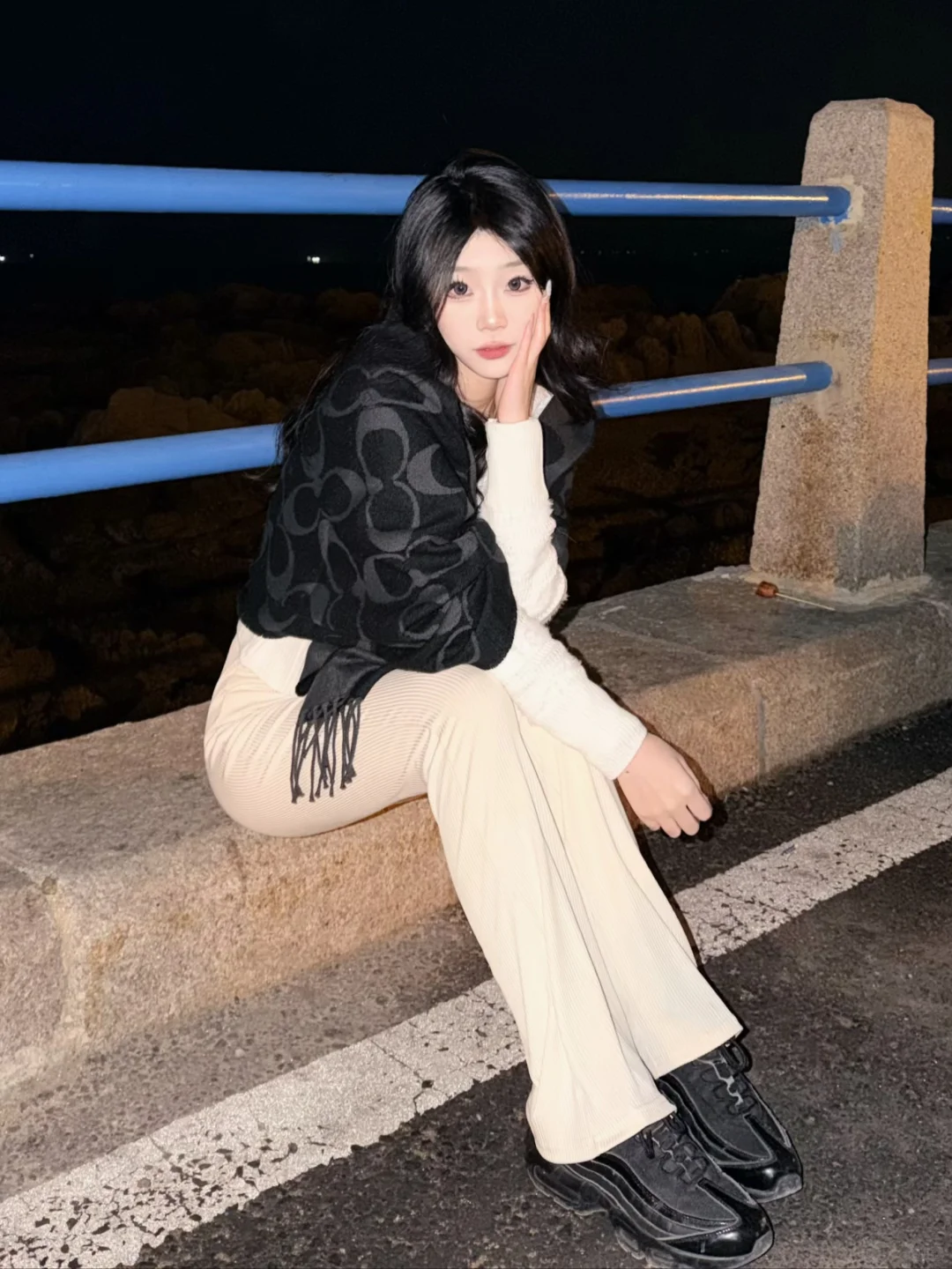 在海边路灯下一起散步