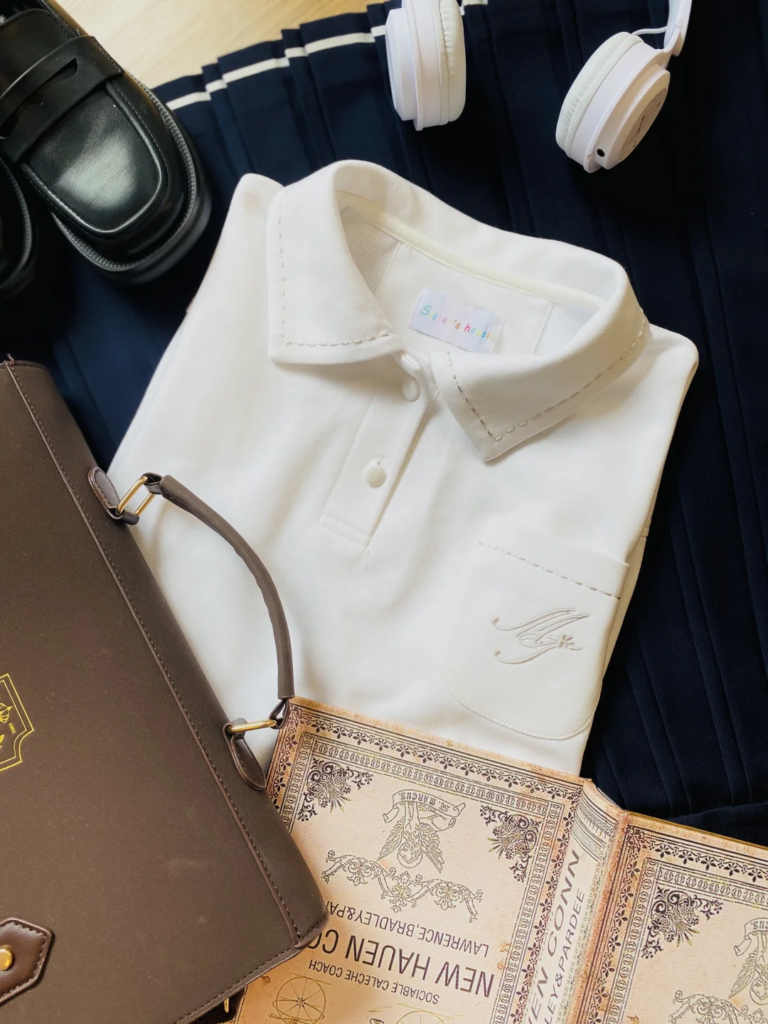 秋天的一件刺绣衬衫