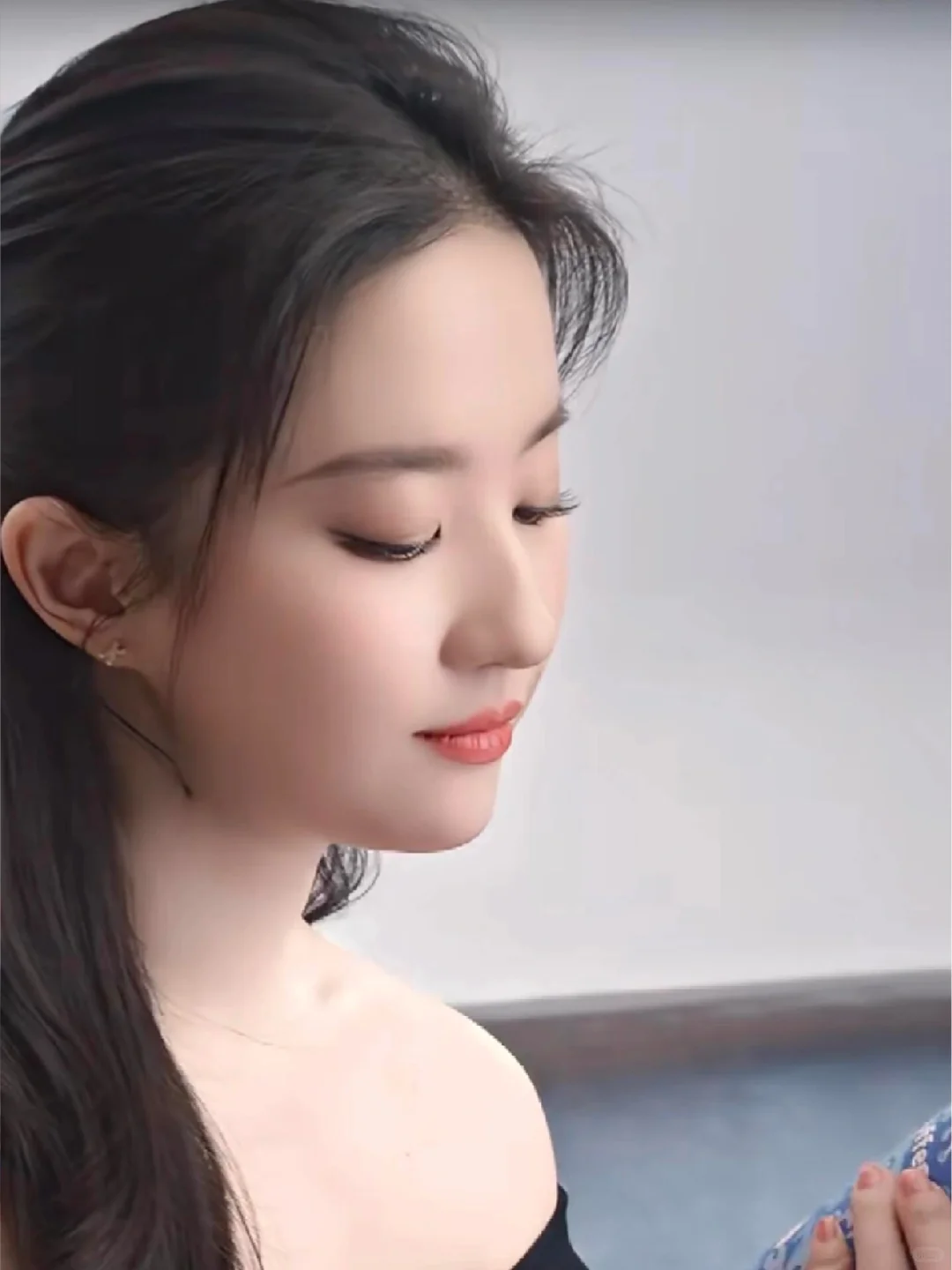 刘亦菲身着黑色一字肩针织衫，温婉迷人