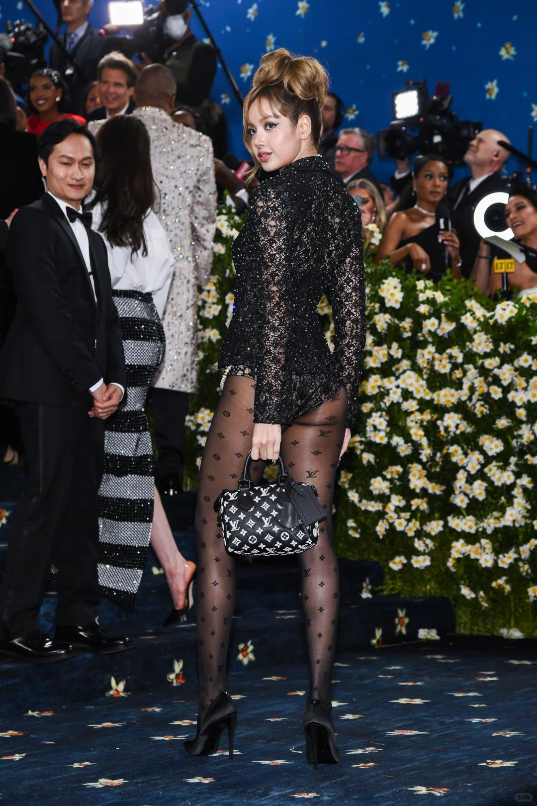 Lisa一直都是露屁屁的穿着打扮。