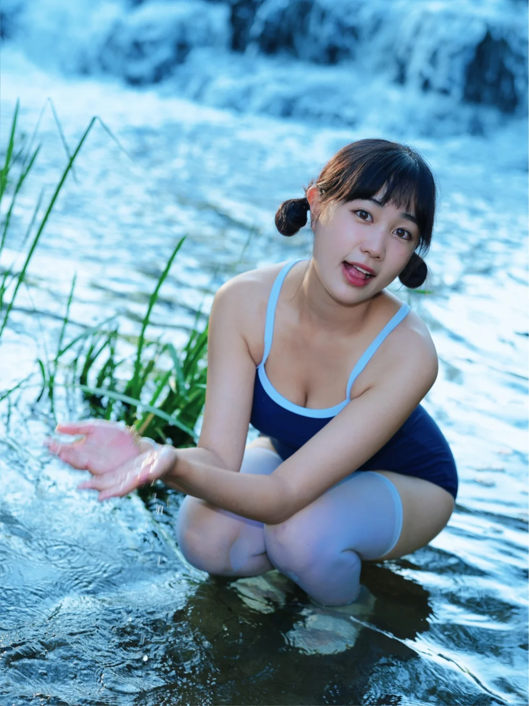 谁家小仙女在瀑布里游泳🏊🏻‍♀️