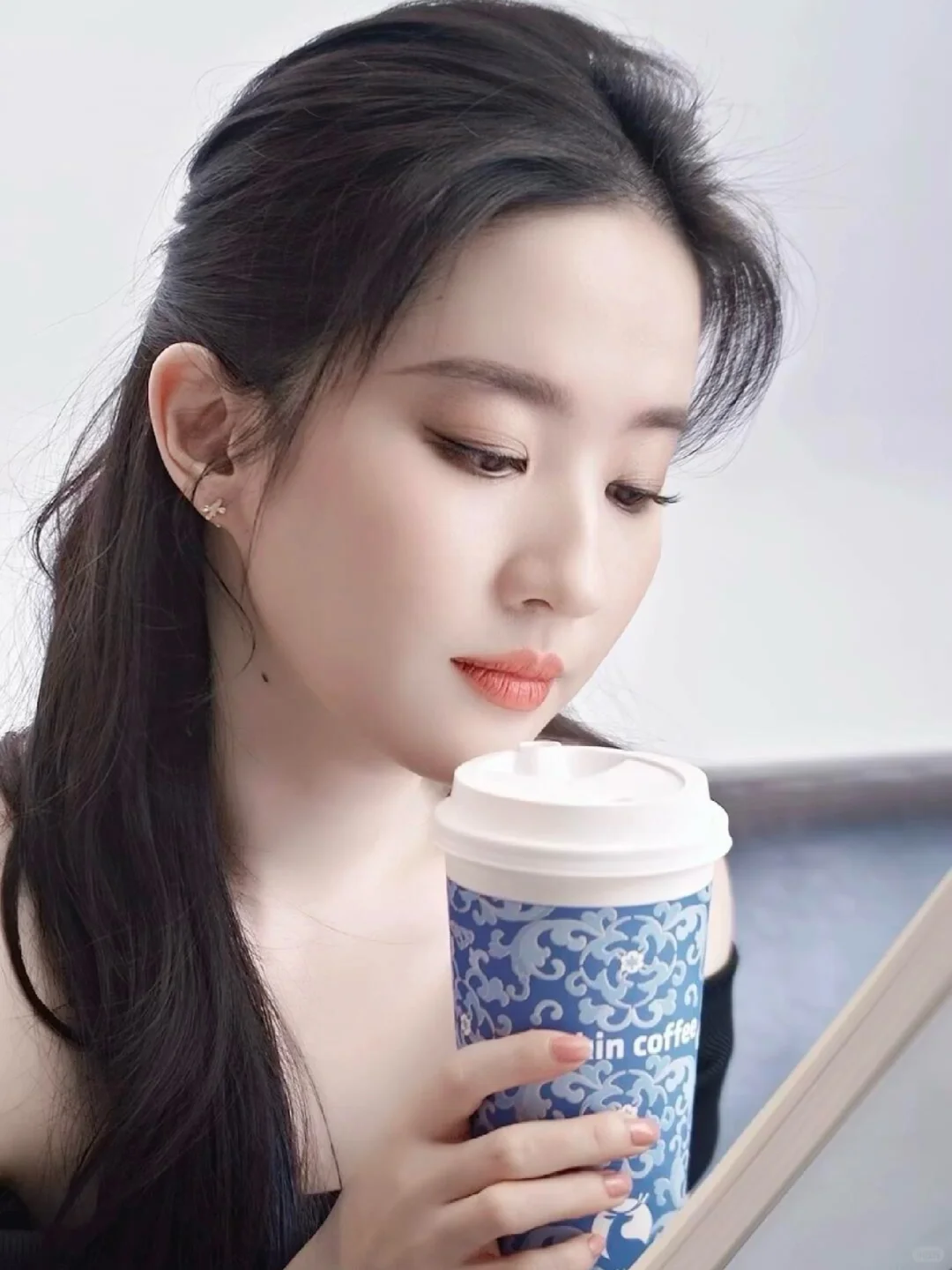 刘亦菲身着黑色一字肩针织衫，温婉迷人