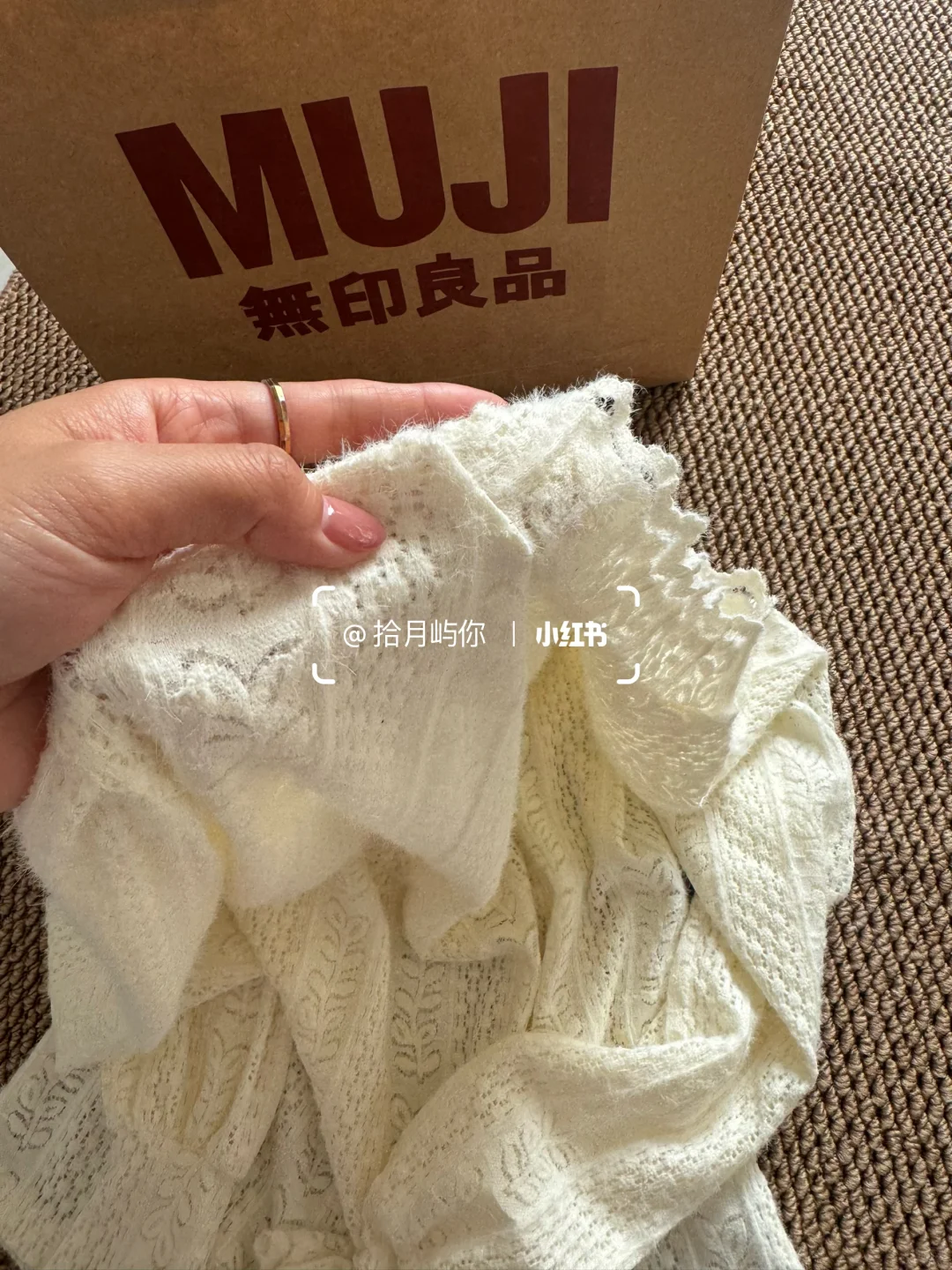 救命！这件蕾丝打底让普通外套秒变高级款✨