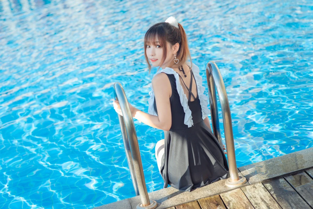 夏日☀️泳池大作战🌊微胖少女泳装写真集