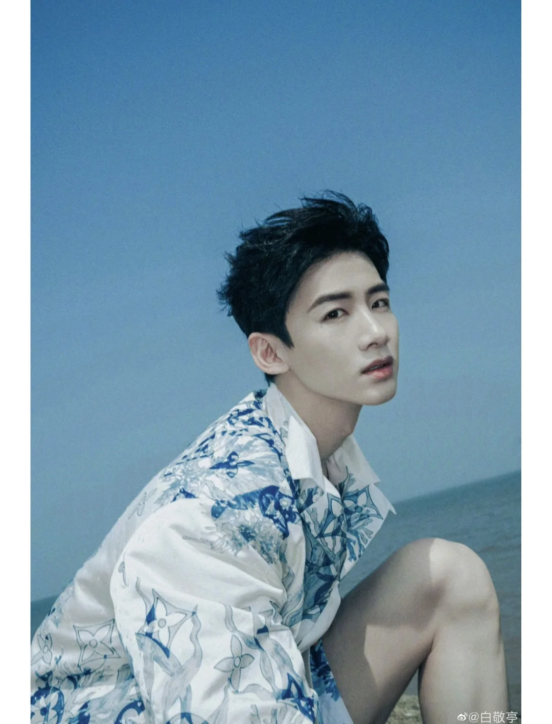 白敬亭海边这组图，把“清冷贵气”焊在身上了