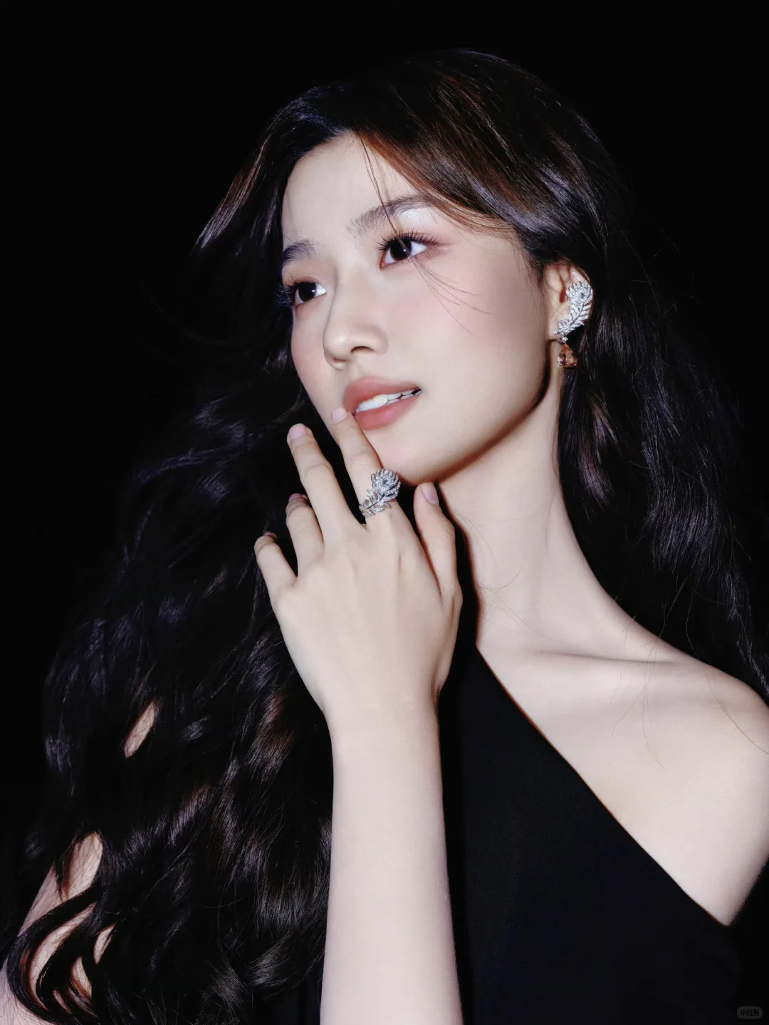 卢昱晓悦游晚宴造型，小露性感迷人