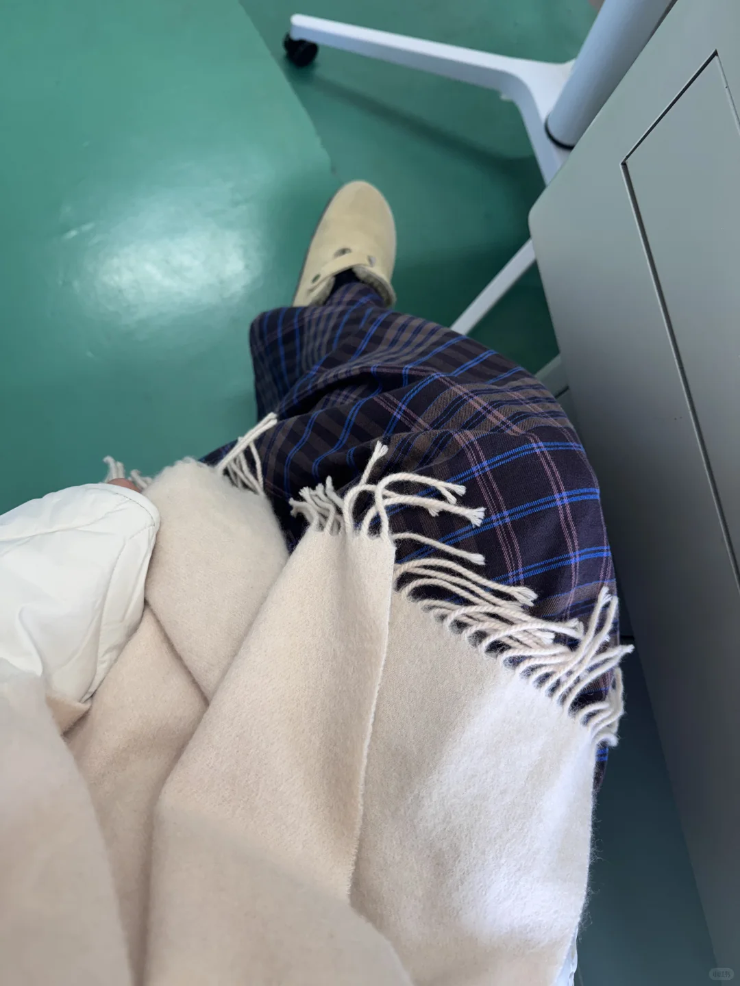 MUJI｜无印良品棕色格纹半裙 里面穿过膝袜