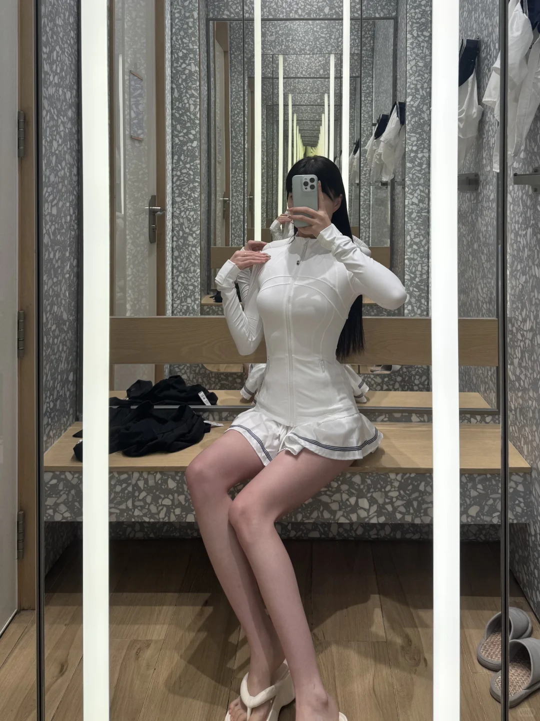 lulu define黑色0码，白色2码试穿。