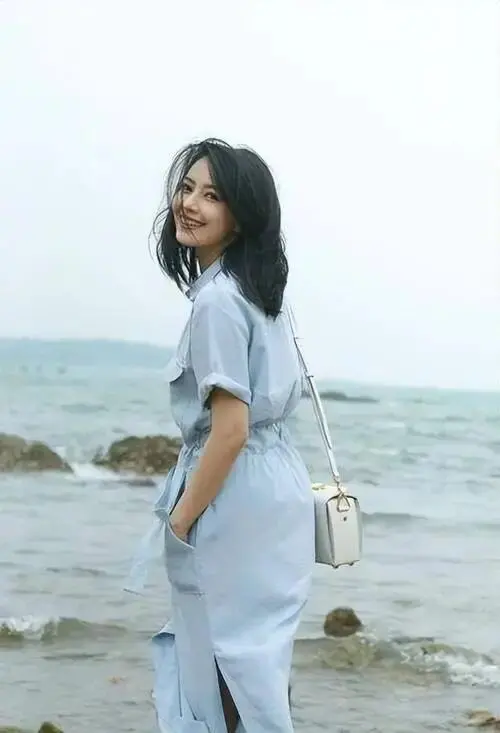 45岁的高圆圆状态绝了！素颜出镜嫩得像少女，