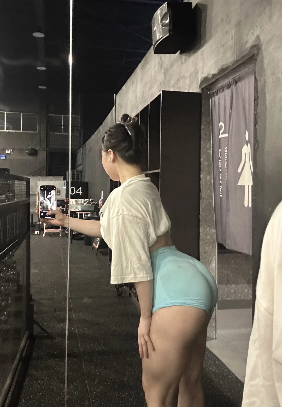 怎么才能显腰细..