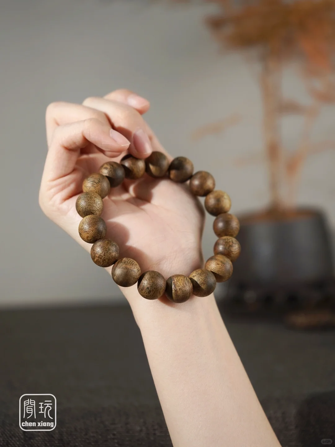 奶奶说，女子戴沉香手串既好看又有福气～