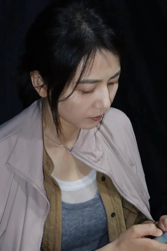 45岁的高圆圆状态绝了！素颜出镜嫩得像少女，