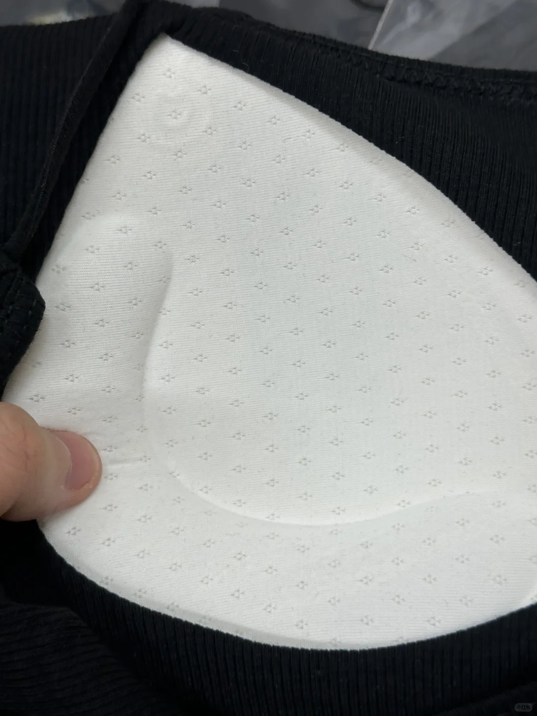 颜色基础款式就不基础的交叉吊带～