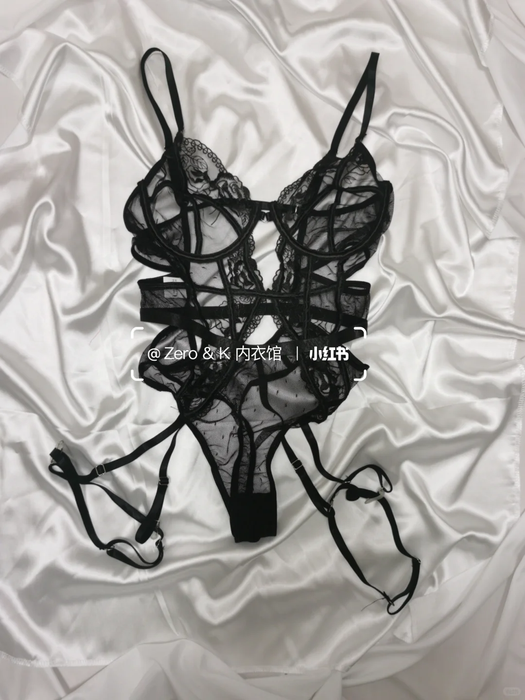 美到窒息的黑镂空胸衣🖤