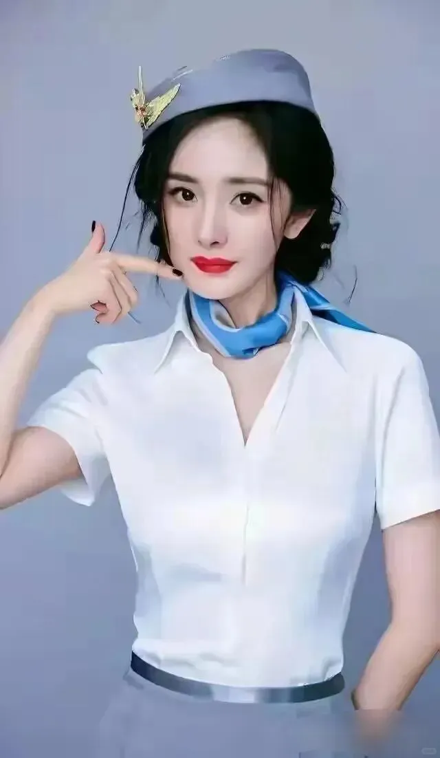 杨幂空姐制服写真，白衬衣搭配灰色短裙