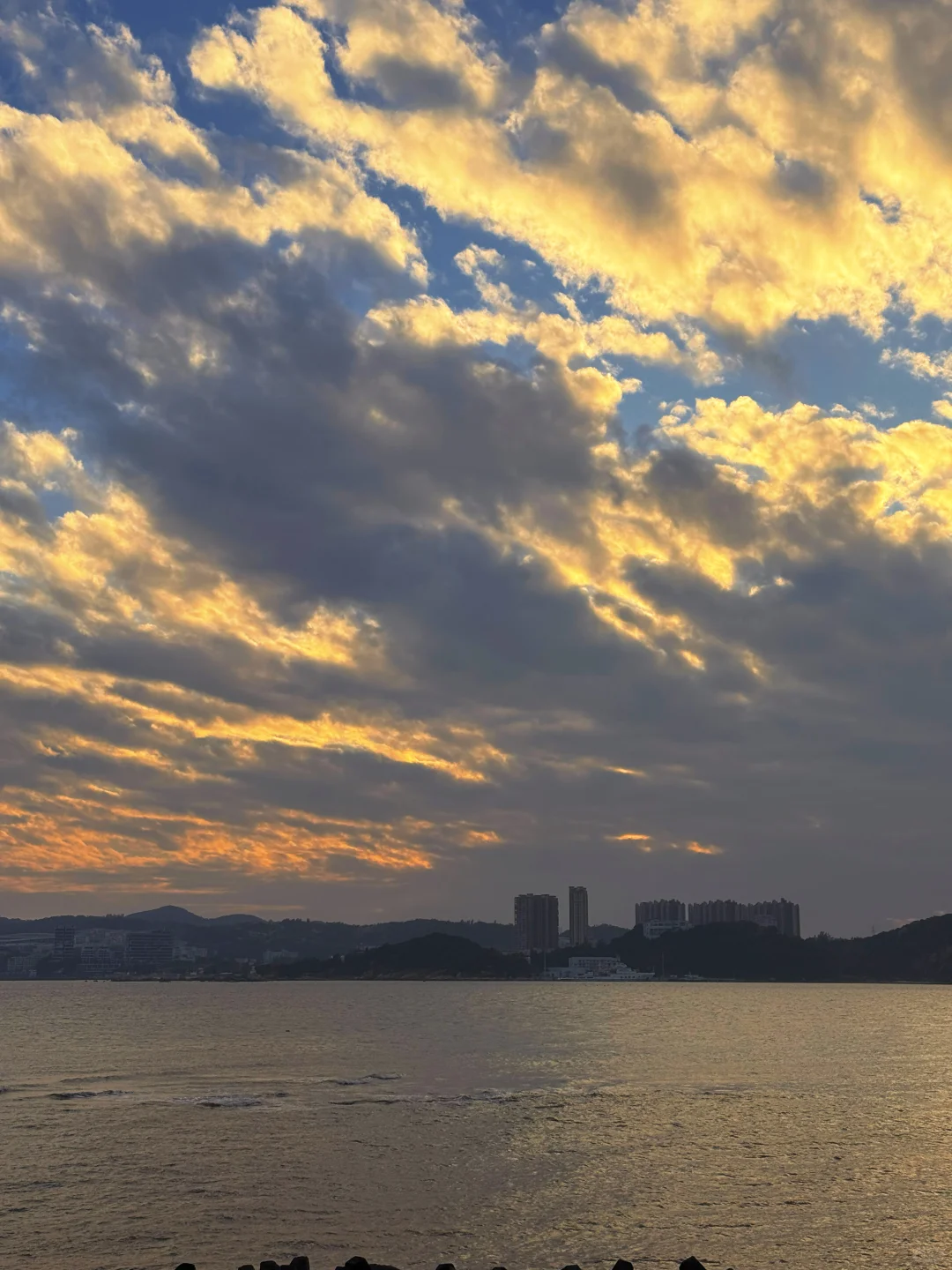 🤰🏻孕33w:)带八个月的孕肚来海边吹吹风🌬️