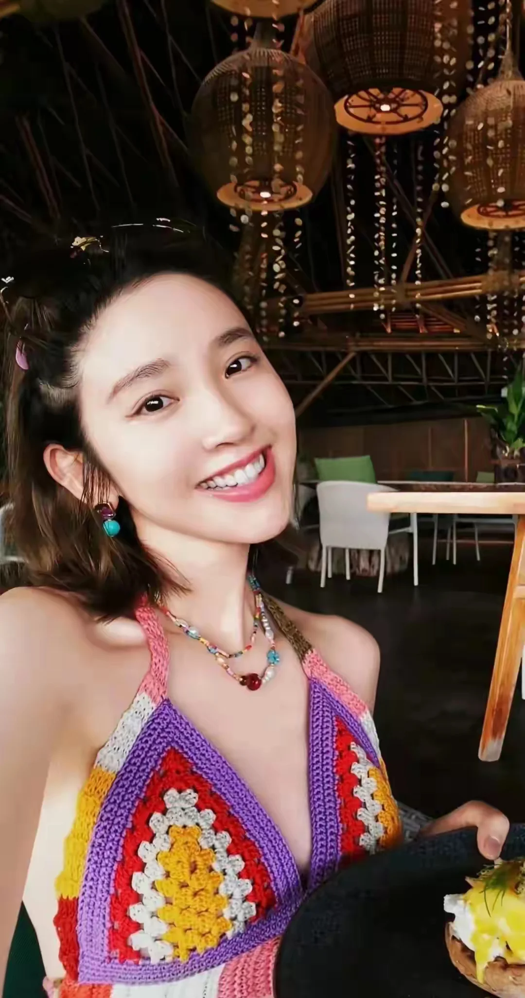 唐艺昕海边清凉穿搭，甜美性感，活力四射